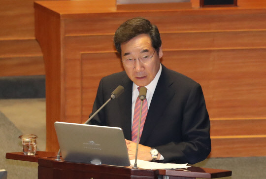 이낙연 국무총리가 10일 국회 본회의에서 의원들의 경제분야 대정부질문에 답변하고 있다. 연합뉴스